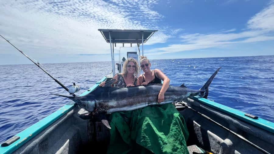Ancestral fishing: Fishing with an experienced Rapa Nui - Seeing the birdman area from the water