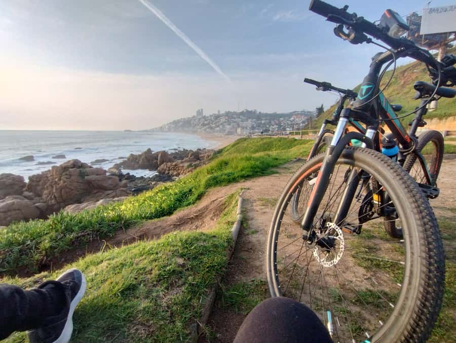 Bike ride along the coast of Viña del Mar or Valparaíso, you choose! - The coast, the city, and the stories between them