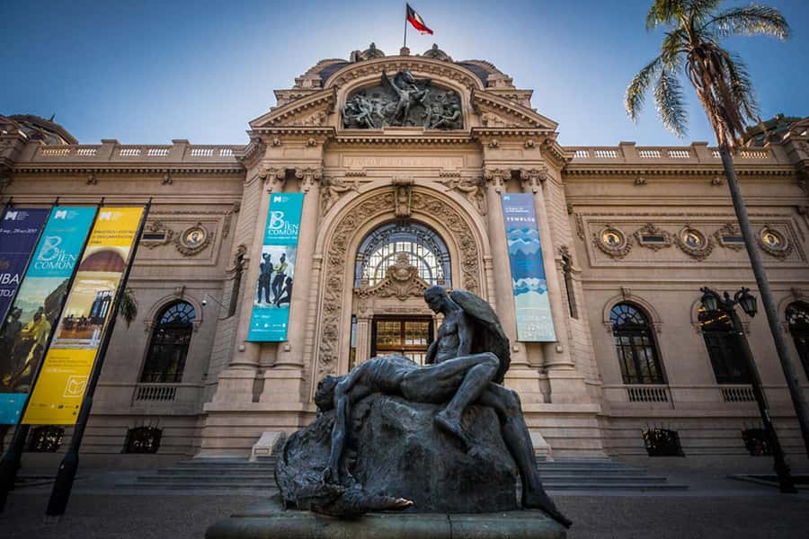 Discover Santiago, where modernity merges with history - La Moneda and Plaza de la Constitución