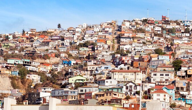 Famous Valparaíso! Premium Walking Tour with a Native Guide - Ascensor Reina Victoria turns transport into an attraction