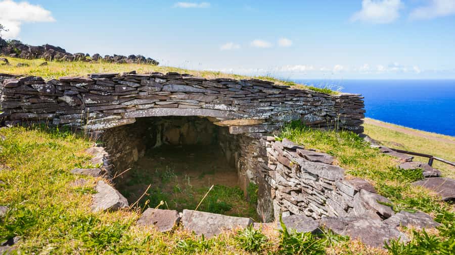 Orongo: The mythical city of kings - Rano Kau: a sacred volcano with 30 minutes to look around