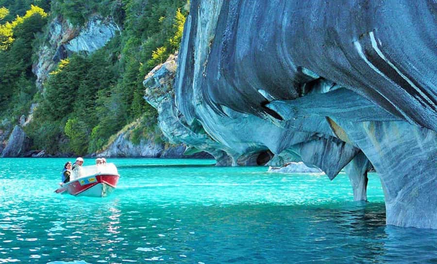 Puerto Tranquilo: Capillas de Mármol + Cathedral Boat Trip - The first views of the Marble Chapels