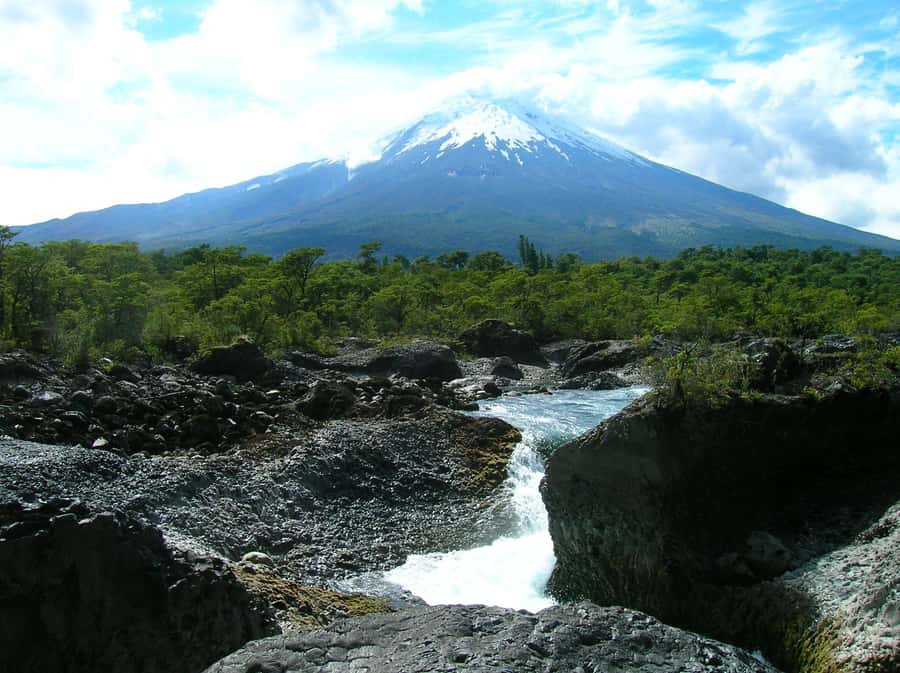 Puerto Varas: Osorno Volcano, Petrohue Falls Full-day Trip - What to bring for a high-altitude outdoor day
