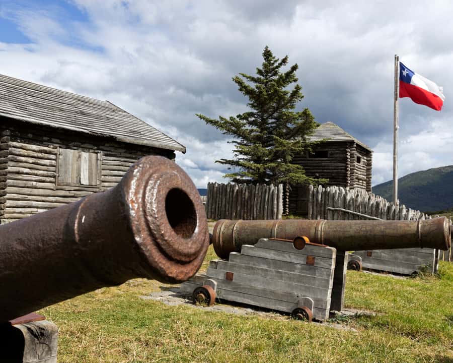 Punta Arenas: Fuerte Bulnes Shore Tour for Cruisers - Walking through the reconstructed fort