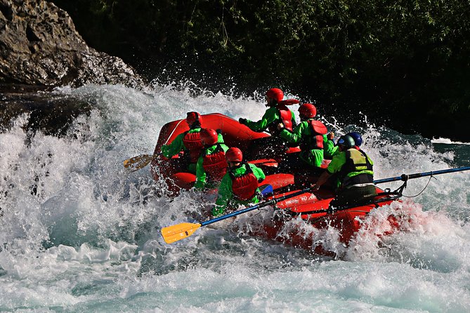 Rafting Azul a Macal - Futaleufu River - Futaleufú rapids and guide-led teamwork