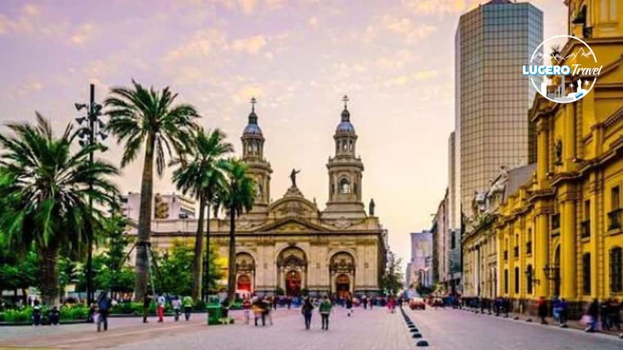 Santiago: City Highlights Walking Tour - La Moneda and the story of Chilean government