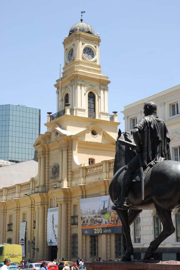 Santiago: Guided City Tour through the historic center of Santiago - Starting at La Moneda Palace