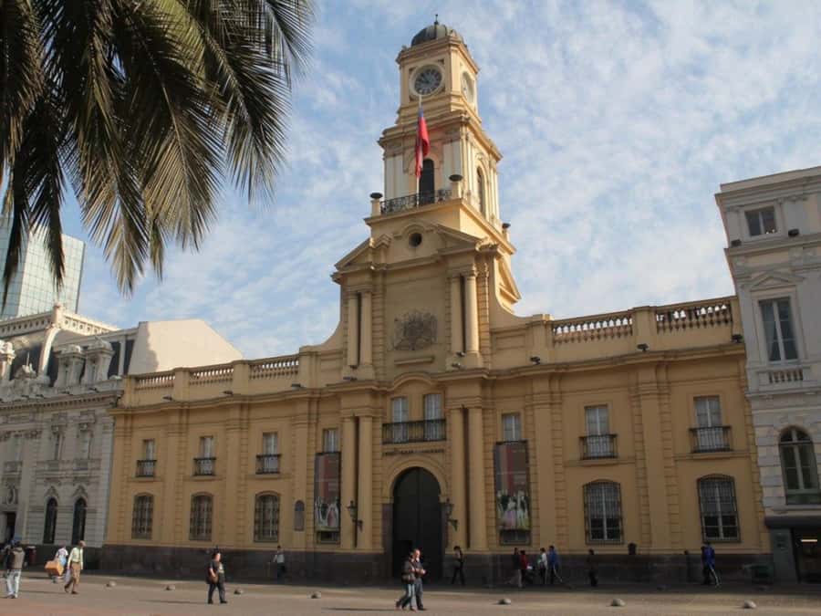 Santiago: Guided City Tour through the historic center of Santiago - Finishing at Santa Lucía Hill