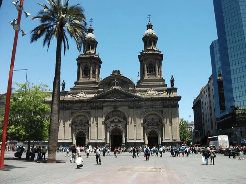 Santiago : Must-See Sites Walking Tour With A Guide - What the guides add, and where the experience can fail