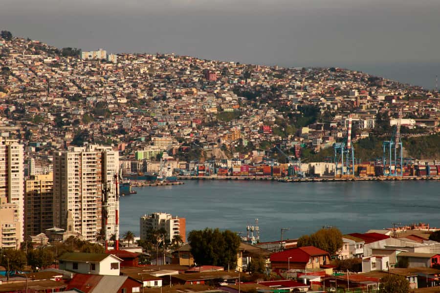 Santiago: Valparaiso, Viña del Mar, & Casablanca Valley Tour - Entering Valparaiso by elevator