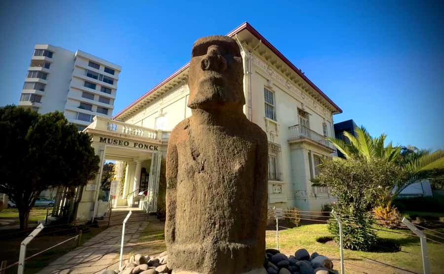 Santiago: Viña del Mar, Valparaiso, with Wine Tasting - Caleta Portales brings you close to working Chile