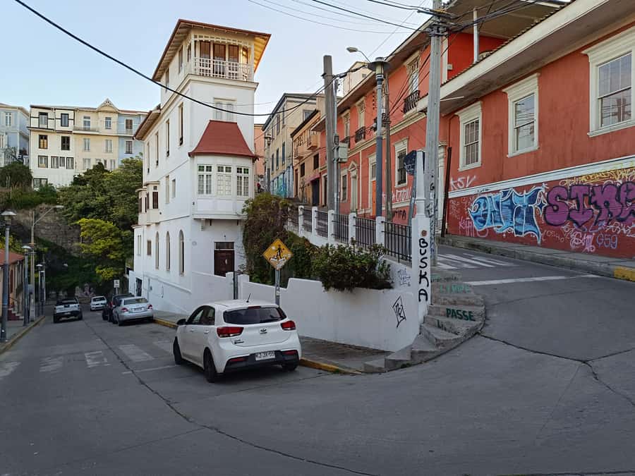 Valparaíso: city tour and ticket to the house of Pablo Neruda - Entering Pablo Neruda’s La Sebastiana