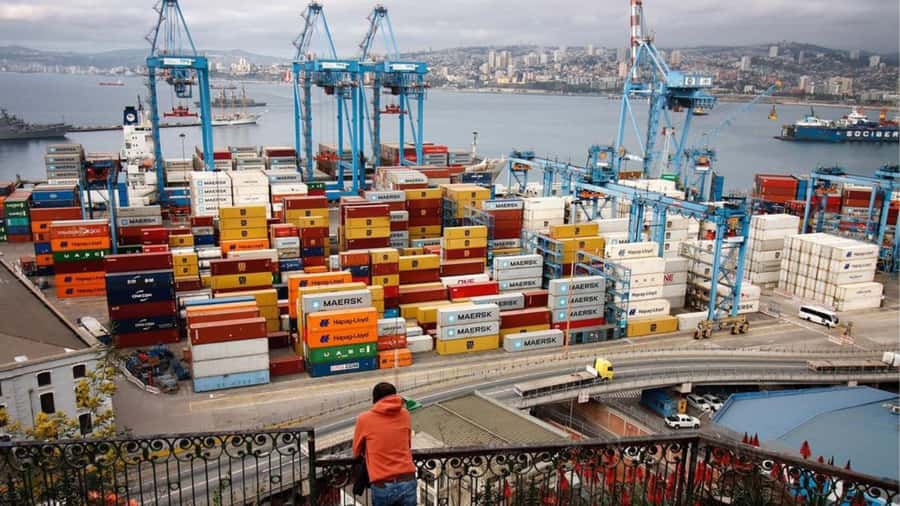 Valparaíso: Private Full Day Sightseeing Tour - Riding the ascensores