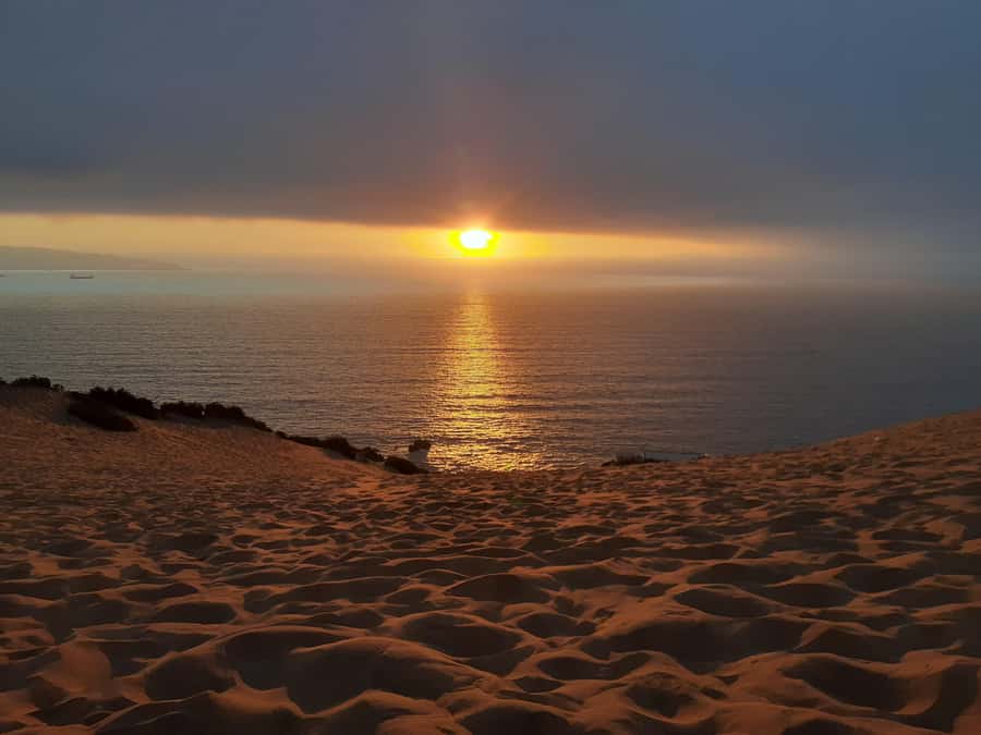 Valparaíso: Sandboarding and Sunset in Concon Sand Dunes - Walking up the dunes and reaching the Pacific view