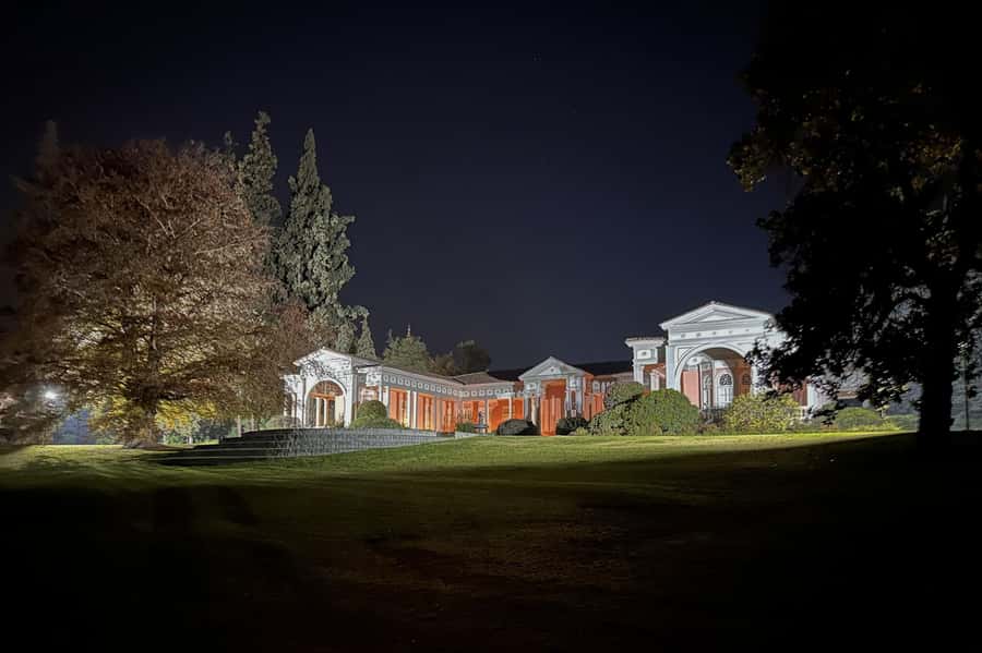 Viña Concha y Toro Nighttime: Dinner Show - Meeting Don Isidro in the gardens and park